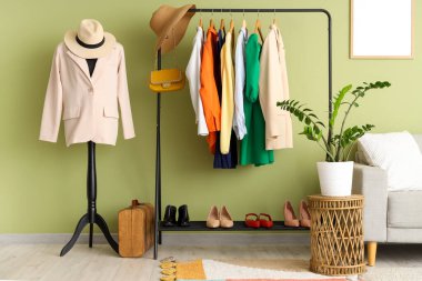 Manken ve elbise askısı olan soyunma odasının içinde.