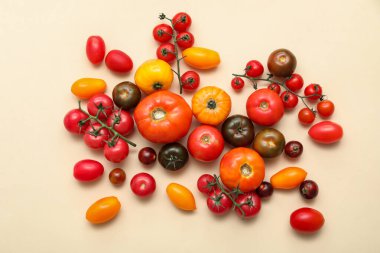 Bej arka planda farklı taze domatesler