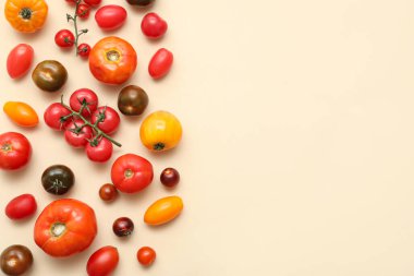Bej arka planda farklı taze domatesler