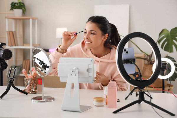 Блогер красоты с тушью для записи видео дома