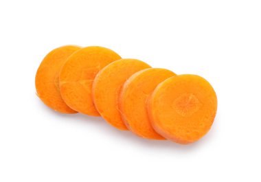 Beyaz arka planda izole edilmiş taze havuç dilimleri