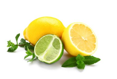 Beyaz zemin üzerinde olgun limon, limon ve nane.