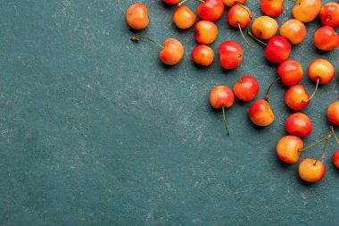 Mavi arka planda bir sürü tatlı sarı kiraz