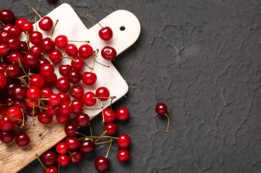 Siyah arkaplanda kırmızı vişneli tahta