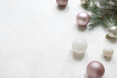 Noel topları ve köknar dalı beyaz arka plan üzerinde