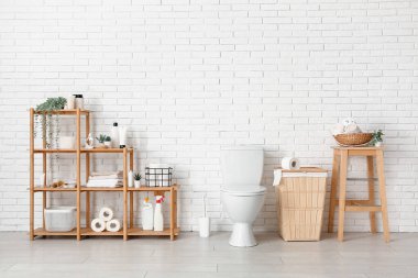 Ahşap raf üniteli hafif tuvaletin şık bir iç mekanı.