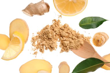 Uçan taze zencefil kökü ve beyaz arka planda kurutulmuş toz ile ahşap kaşık dilimleri