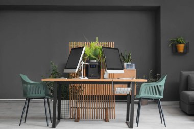 İş yeri ve rüzgar türbini modelli mühendislik bürosu.