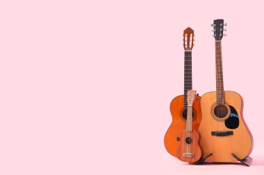 Pembe arka planda farklı gitarlar