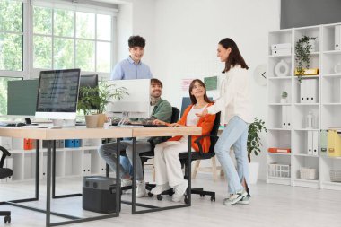 Ofiste çalışan programcı takımı.