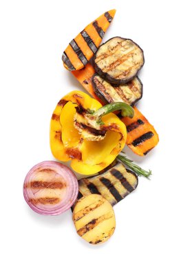 Beyaz arka planda farklı lezzetli ızgara sebzeler.