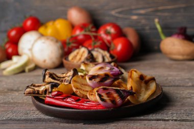 Ahşap masada ızgara sebze tabağı, yakın plan.