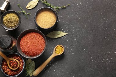 Koyu arkaplanda farklı taze baharatlar içeren kompozisyon