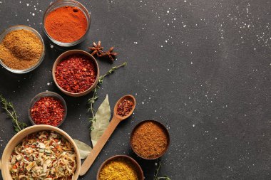 Koyu arkaplanda farklı aromatik baharatlar içeren kompozisyon