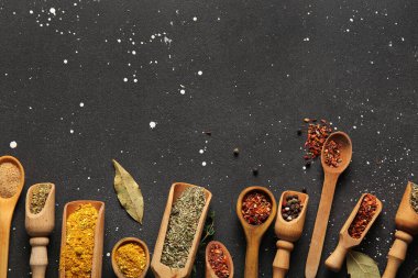 Ahşap kaşıklar ve kepçeler, koyu aromalı baharatlar.
