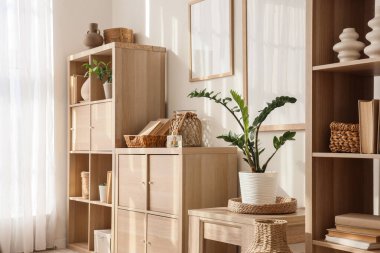 Raflar ve çekmecelerle aydınlık oturma odasının içinde.