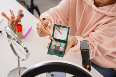 Göz farı olan kadın güzellik blogcusu evde video kaydediyor, yakın plan.