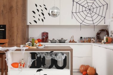 Cadılar Bayramı için dekore edilmiş mutfağın içi disko topu ve balkabağı ile süslenmiş.