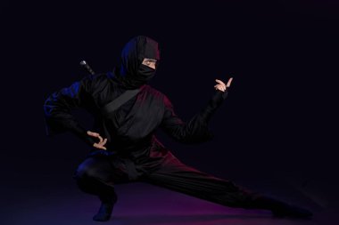 Siyah arka planda erkek ninja