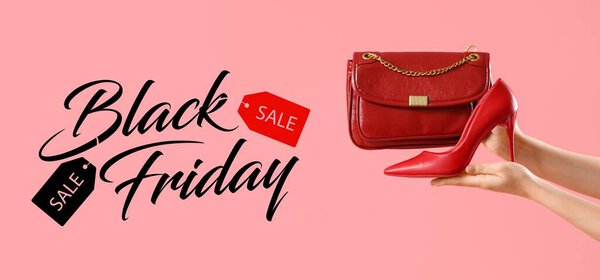 Женские руки со стильной сумкой и туфлей на высоком каблуке на розовом фоне. Чёрная пятница