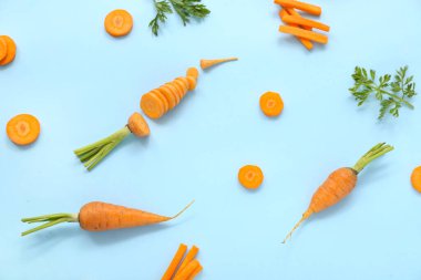 Mavi zemin üzerinde taze havuç ve dilimler