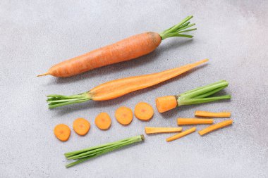 Taze havuç ve gri arka planda dilimler