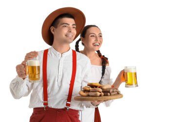 Geleneksel Alman kıyafetleri içinde genç bir çift, beyaz arka planda bira ve atıştırmalıklar.