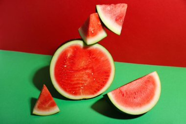 Renkli arkaplanlı taze karpuz parçaları.