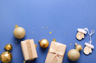 Mavi arka planda Noel baloları ve hediye kutuları