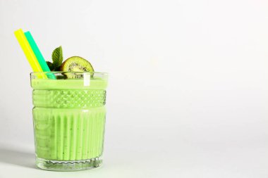 Beyaz arka planda naneli taze kivi püresi.