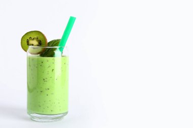 Beyaz arka planda fesleğenli taze kivili smoothie.