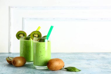 Mavi masada fesleğenli taze kivi püresi.