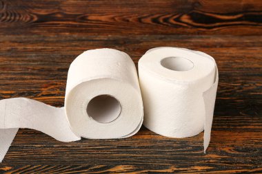 Ahşap arka planda tuvalet kağıdı ruloları
