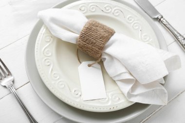 Beyaz ahşap arka planda modern tablo ayarları