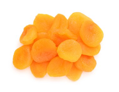 Beyaz arka planda bir yığın lezzetli kurutulmuş kayısı.