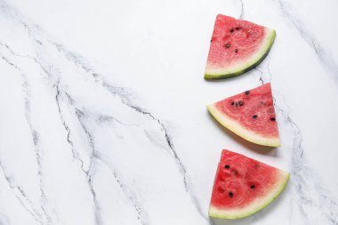 Hafif zemin üzerinde taze olgun karpuz parçaları olan kompozisyon