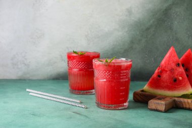 Yeşil masada nane şekerli lezzetli karpuz suyu.