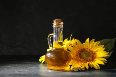 Siyah zemin üzerinde ayçiçeği yağı ve tohumlarının dekanı