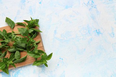 Renkli fesleğenli ahşap tahta.