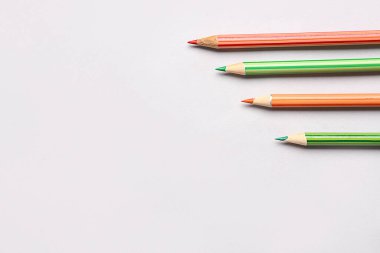 Hafif arkaplanda renk kalemleri kümesi