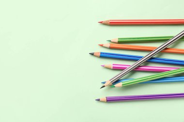 Renk arkaplanında farklı kalemler kümesi