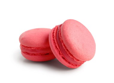 Beyaz arka planda tatlı pembe badem kurabiyeleri