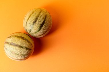 Tatlı karpuzlar turuncu arka planda