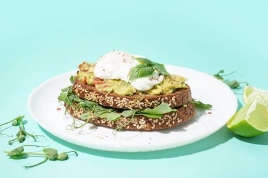 Turkuaz kaplama yumurta kaplı lezzetli bir sandviç tabağı.