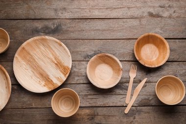 ahşap zemin üzerinde farklı yemek takımı