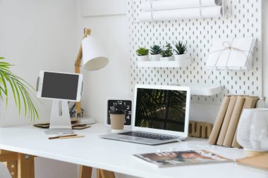 Aygıt, tahta ve ev bitkilerinin bulunduğu modern işyeri