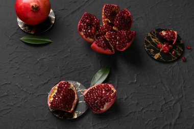 Taze nar ve yapraklar siyah arkaplanda