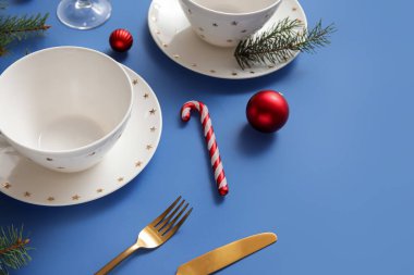 Mavi arka planda Noel süslemeleri olan şenlik masası, yakın plan