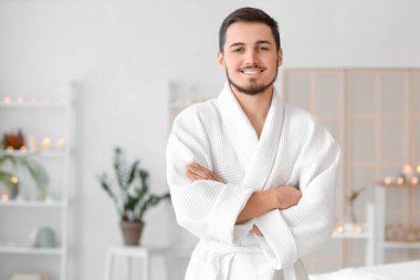 Kaplıcada gülümseyen genç adam