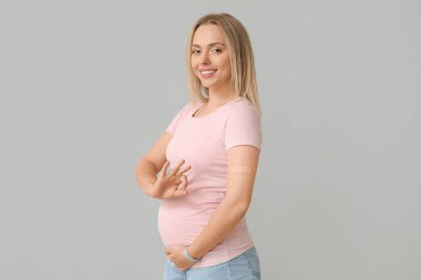 Aşıdan sonra genç hamile bir kadın hafif arka planda iyi görünüyor.